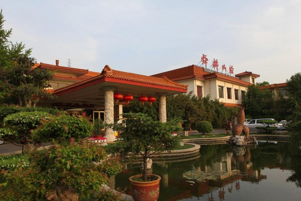 Shungeng Hillview Hotel Jinan Bagian luar foto